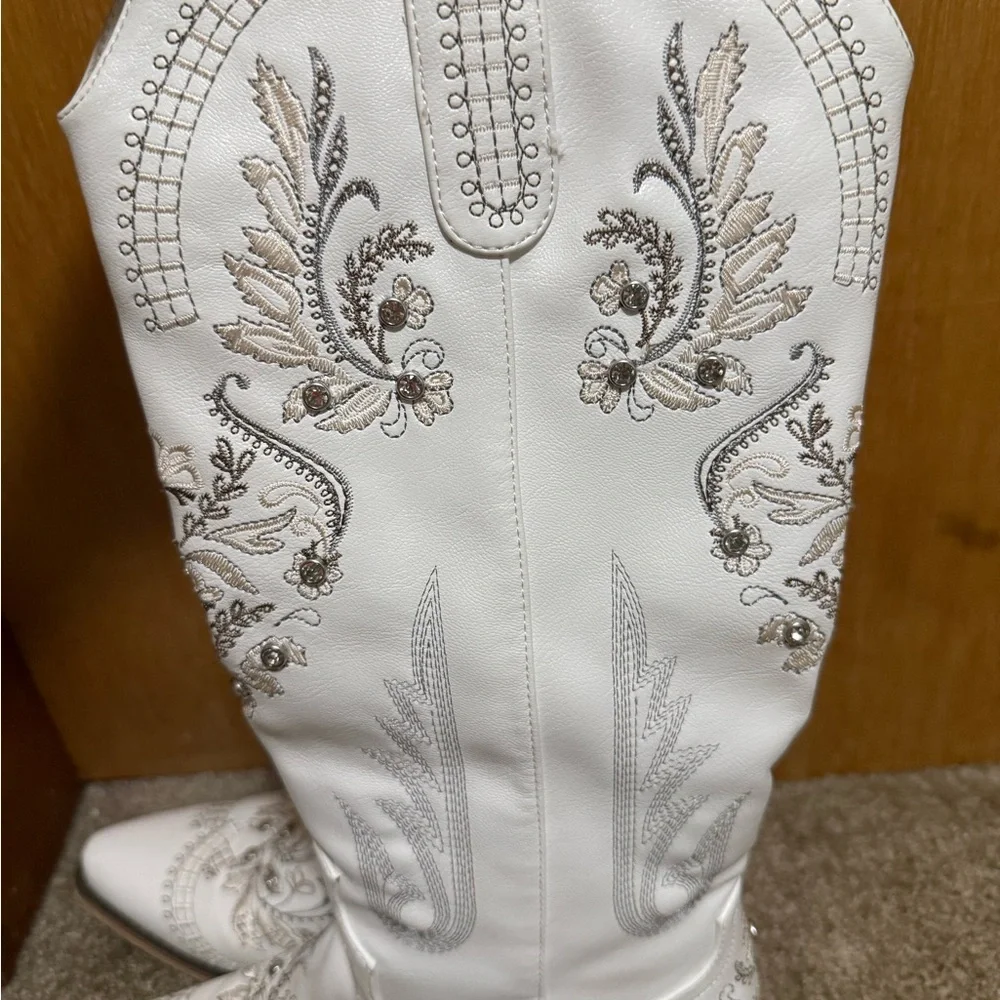 White Embroidered Cowboy / Cowgirl Boots - Picture 4 of 7